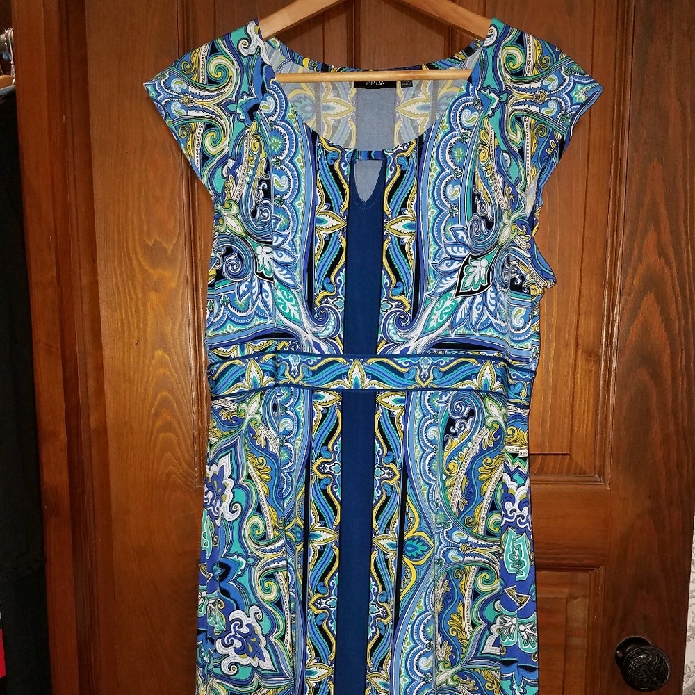 Patterned cap - sleeved dress